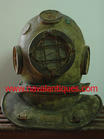 Escafandro de mergulho antigo